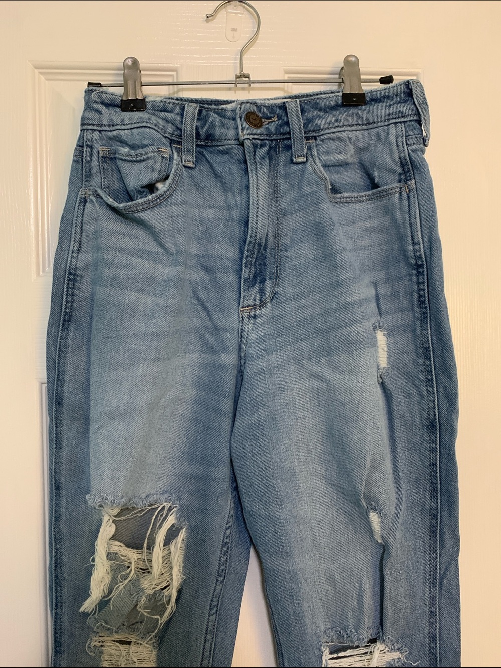 Hollister curvy Ultra High Rise Mom Jean light wash distressed Size 26 R - Picture 2 of 6